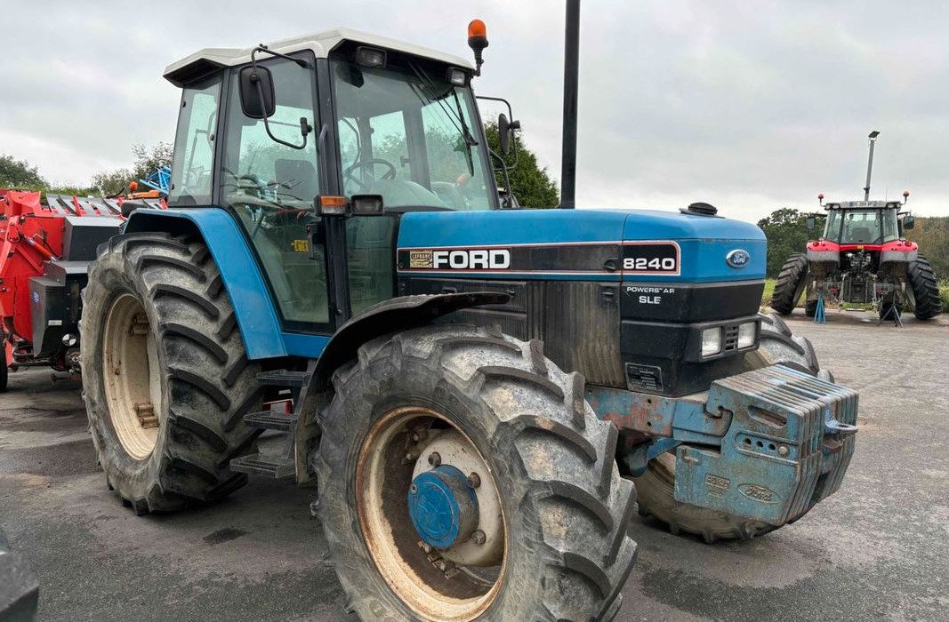 Tracteur Ford 8240 – 1992 – 4RM