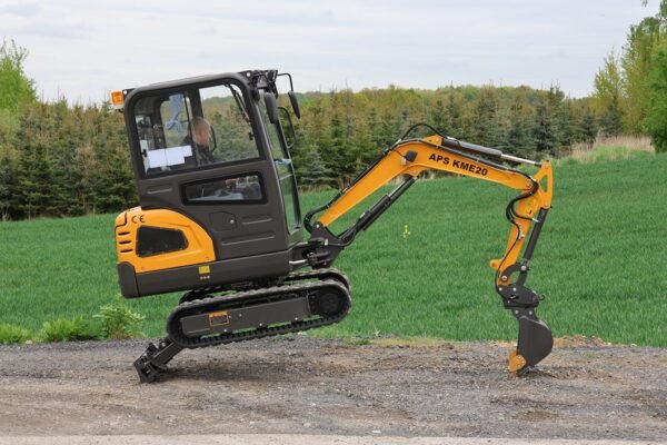 Mini-pelle APS KME20 – 2 t – Compacte, puissante et polyvalente