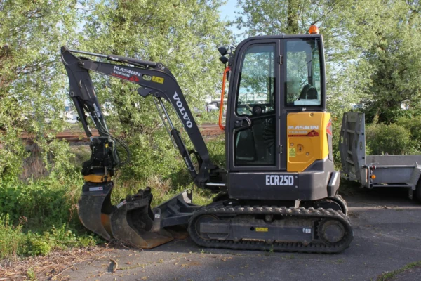 Mini-pelle Volvo ECR25D – 2020 – Tiltrotateur Engcon + Remorque + 3 godets