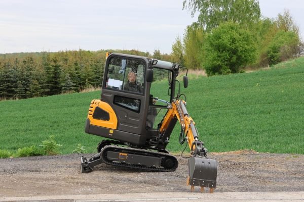 Mini-pelle APS KME20 – 2 t – Compacte, puissante et polyvalente – Image 13