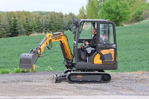 Mini-pelle APS KME20 – 2 t – Compacte, puissante et polyvalente – Image 15