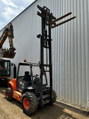 Chariot Élévateur Tout-Terrain AUSA C200HX4 – 4x4 – Image 4