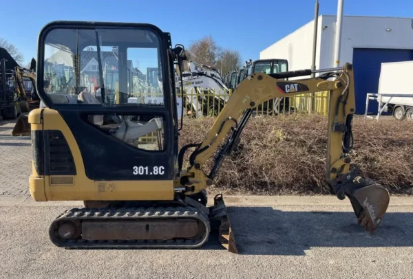 CATERPILLAR 301.8C + 3 GODETS – Mini Pelle 1,68T
