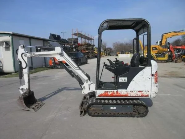 BOBCAT 320 + 3 GODETS – Mini Pelle 1.5T