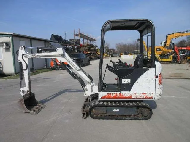 BOBCAT 320 + 3 GODETS – Mini Pelle 1.5T