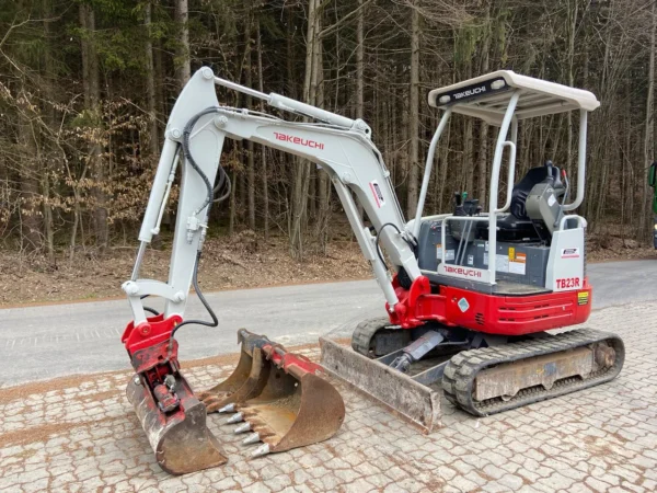TAKEUCHI TB23R + 3 GODETS – Mini Pelle 2,5T
