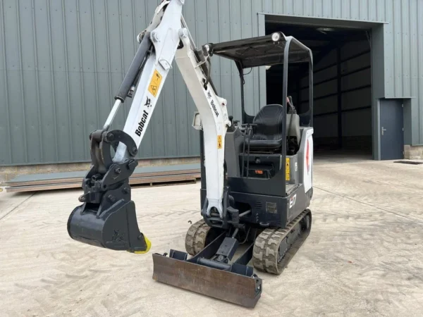 BOBCAT E17 + 3 GODETS – Mini Pelle 1,7T