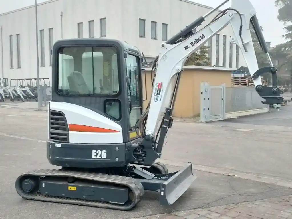 BOBCAT E26 + 3 GODETS – Mini Pelle 2,64T