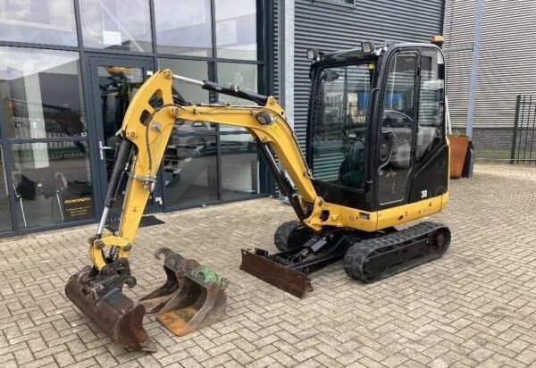 CATERPILLAR 301.7 D + 4 GODETS – Mini Pelle 1,7 T