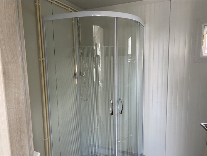 Conteneur bureau 6,00 × 2,40 m avec WC, douche et kitchenette – Image 3