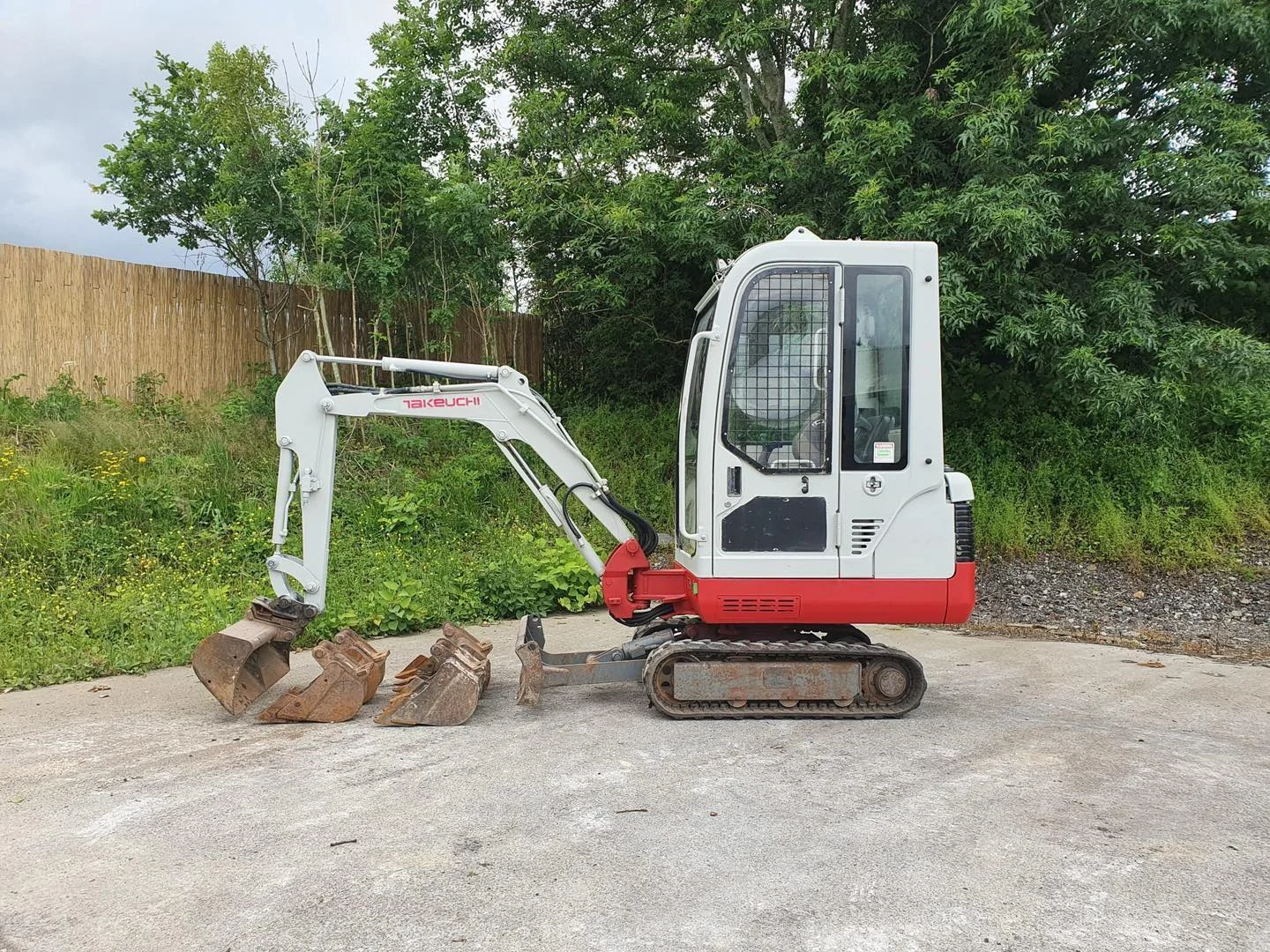 TAKEUCHI TB014 + 5 GODETS – Mini Pelle 1,5T – Image 3