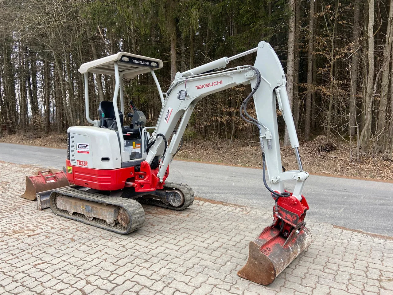 TAKEUCHI TB23R + 3 GODETS – Mini Pelle 2,5T – Image 4